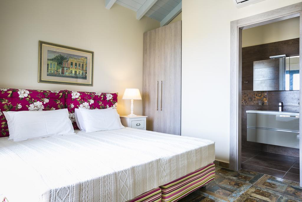 Pleiades Luxury Villa Свороната Екстериор снимка